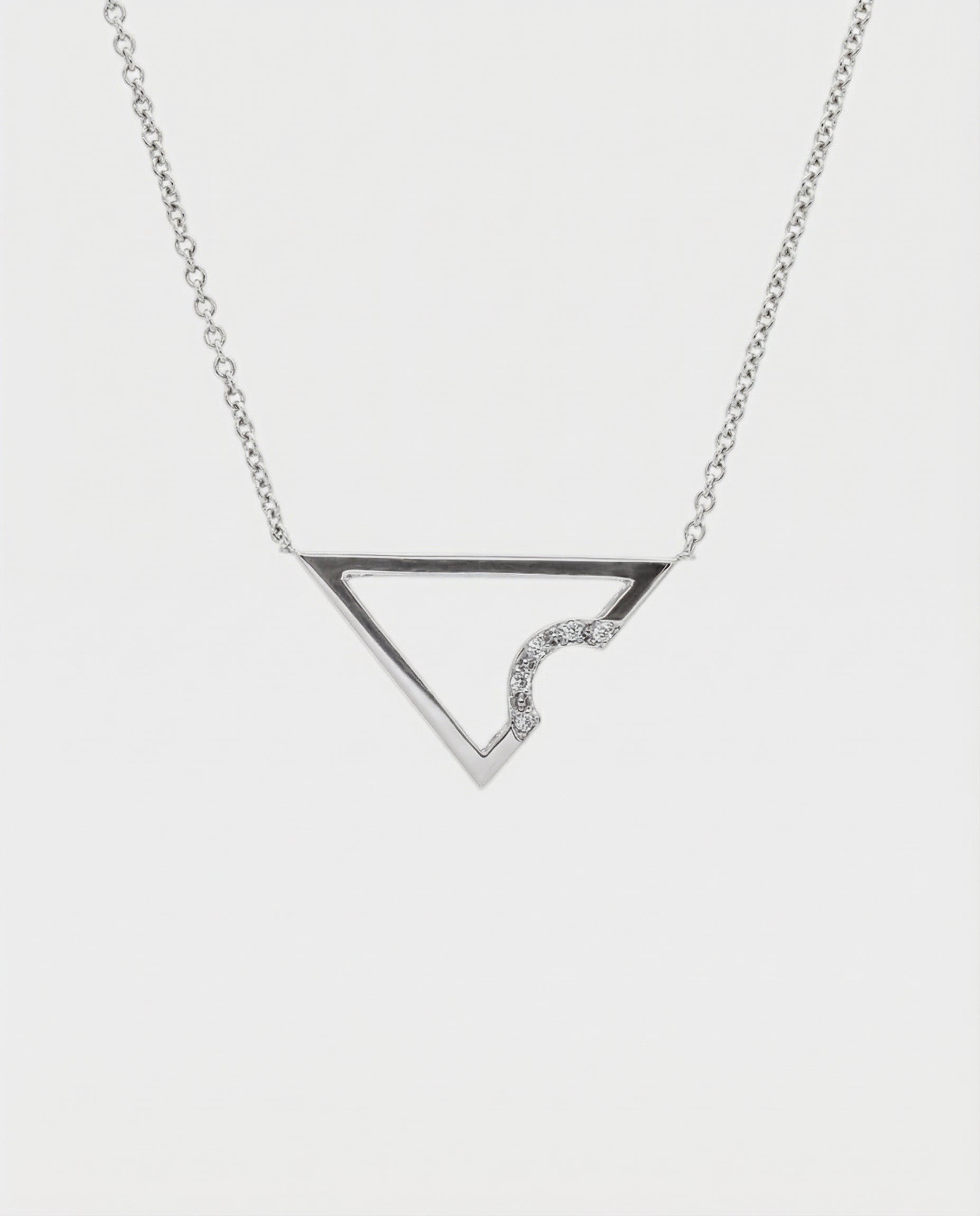 delta-shaped necklace in white gold
